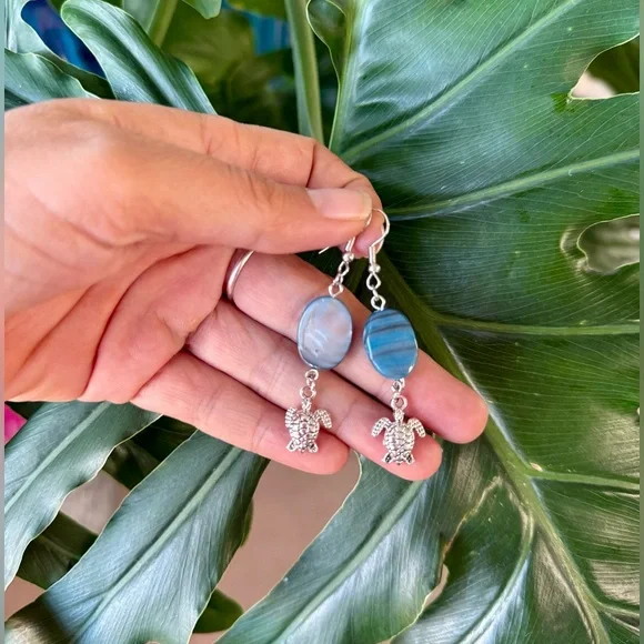 Mother of Pearl ~ Turtle Earrings - Picture 3 of 3